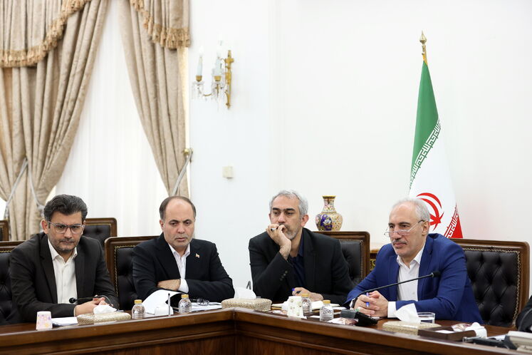از راست: سیدحمید پورمحمدی، رئیس سازمان برنامه و بودجه، سید علی مدنیزاده، وزیر امور اقتصادی و دارایی و غلامرضا نوری قزلجه، وزیر جهاد کشاورزی
