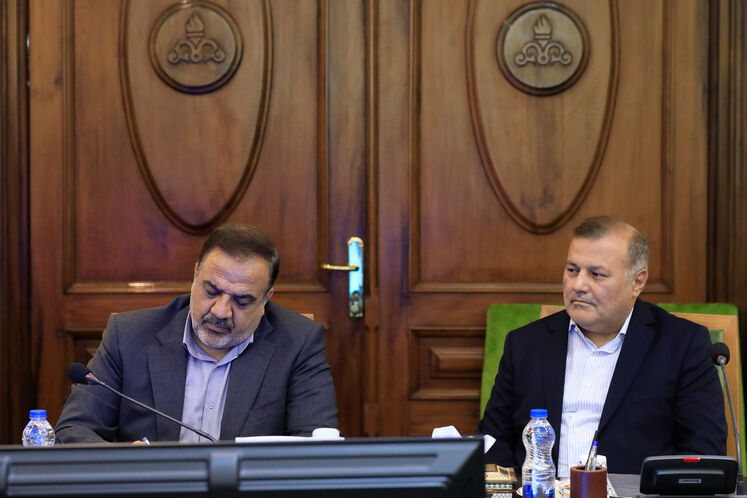 از چپ: مجید بوجارزاده، مدیرکل روابط عمومی وزارت نفت (سمت چپ)