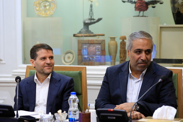 احمد زراعتكار، معاون برنامه‌ریزی وزیر نفت و حسن عباس‌زاده، مدیرعامل شرکت ملی صنایع پتروشیمی
