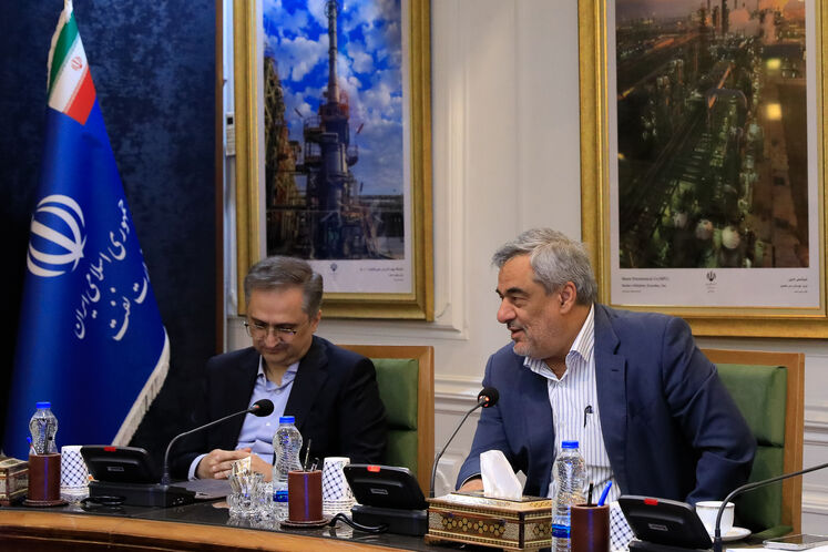 از راست: حمید بورد، مدیرعامل شرکت ملی نفت ایران و کسری نوری، مدیرکل پیشین دفتر وزارتی