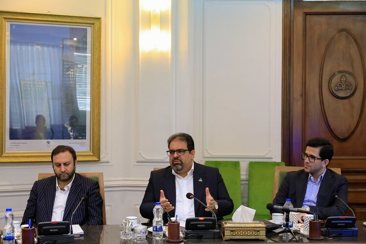 از راست: محمدصادق عظیمی‌فر، مدیرعامل شرکت ملی پالایش و پخش فرآورده‌های نفتی ایران، سعید توکلی، مدیرعامل شرکت ملی گاز ایران و محسن پیرهادی، معاون امور حقوقی و مجلس وزارت نفت