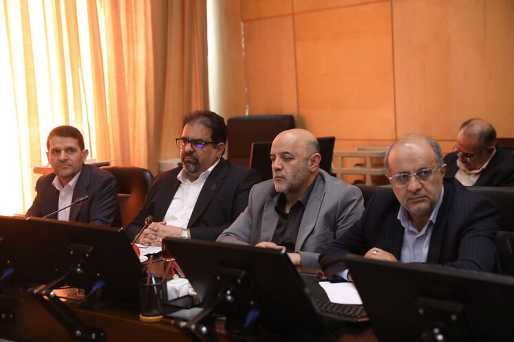 از چپ: حسن عباس‌زاده، مدیرعامل شرکت ملی صنایع پتروشیمی ، سعید توکلی، مدیرعامل شرکت ملی گاز ایران 