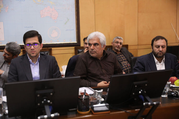 محسن پیرهادی، معاون امور حقوقی و مجلس وزارت نفت، محمدصادق عظیمی‌فر، مدیرعامل شرکت ملی پالایش و پخش فرآورده‌های نفتی ایران