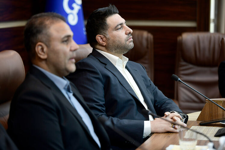 از راست: محمدی، نماینده بازرس مستقر در وزارت نفت از سازمان بازرسی کل کشور، مسعود رحیمی، مدیر کل بازرسی، نظارت بر عملکرد و رسیدگی به شکایات وزارت نفت