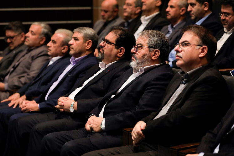 از راست: امید شاکری، معاون وزیر نفت در امور مهندسی، پژوهش و فناوری، غلامرضا جلالی، رئیس سازمان پدافند غیرعامل کشور و سعید توکلی، مدیرعامل شرکت ملی گاز ایران