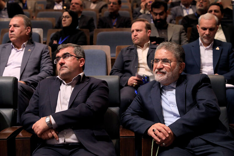 سمت چپ: عظیم کلانتری‌اصل، رئیس پژوهشگاه صنعت نفت