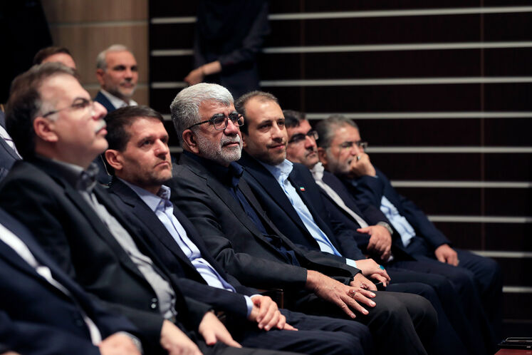 از چپ: امید شاکری، معاون وزیر نفت در امور مهندسی، پژوهش و فناوری، حسن عباس‌زاده، مدیرعامل شرکت ملی صنایع پتروشیمی و رهام‌بخش حبیبی، رئیس یگان حفاظت و امنیت صنعت نفت