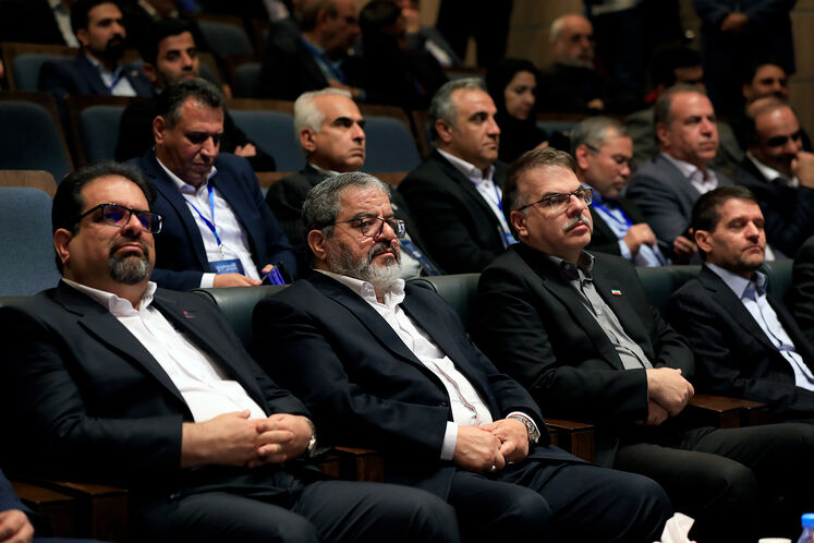 از راست: حسن عباس‌زاده، مدیرعامل شرکت ملی صنایع پتروشیمی، امید شاکری معاون وزیر نفت در امور مهندسی، پژوهش و فناوری، غلامرضا جلالی، رئیس سازمان پدافند غیرعامل کشور و سعید توکلی، مدیرعامل شرکت ملی گاز ایران