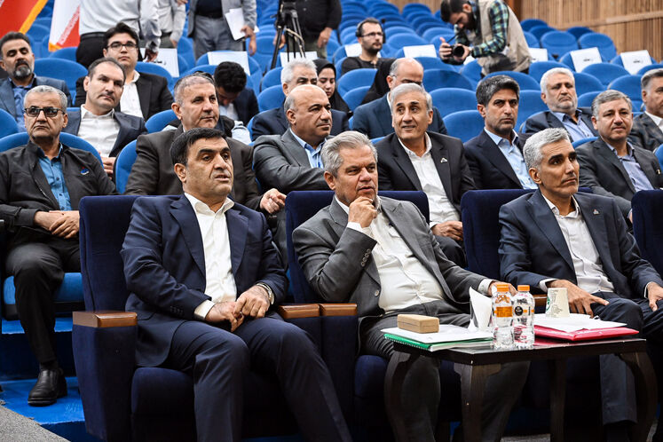 از راست: امیر مقیسه، مدیر سرمایه‌گذاری و کسب‌وکار شرکت ملی نفت، فرخ علیخانی، مدیر نظارت بر تولید نفت و گاز شرکت ملی نفت ایران  و ابراهیم پیرامون، مدیرعامل شرکت ملی مناطق نفت‌خیز جنوب