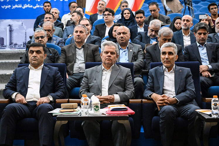 از راست: امیر مقیسه، مدیر سرمایه‌گذاری و کسب‌وکار شرکت ملی نفت، فرخ علیخانی، مدیر نظارت بر تولید نفت و گاز شرکت ملی نفت ایران  و ابراهیم پیرامون، مدیرعامل شرکت ملی مناطق نفت‌خیز جنوب