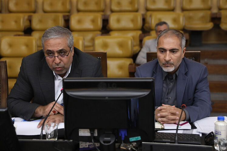 احمد زراعتكار، معاون برنامه‌ریزی وزیر نفت (سمت چپ)