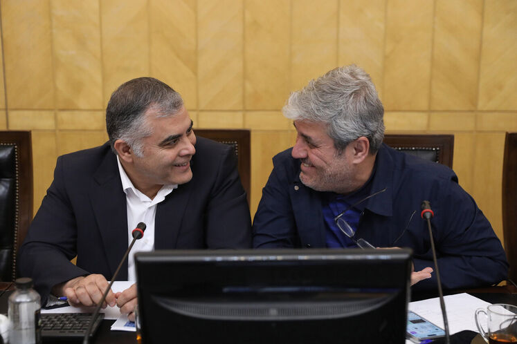 از راست: غلامرضا تاجگردون، رئیس کمیسیون برنامه و بودجه مجلس شورای اسلامی و محسن پاک‌نژاد، وزیر نفت