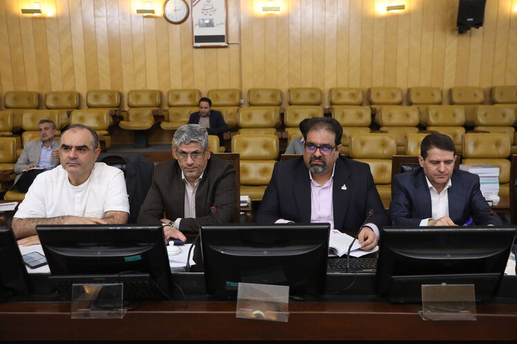 از راست: حسن عباس‌زاده، مدیرعامل شرکت ملی صنایع پتروشیمی، سعید توکلی، مدیرعامل شرکت ملی گاز ایران