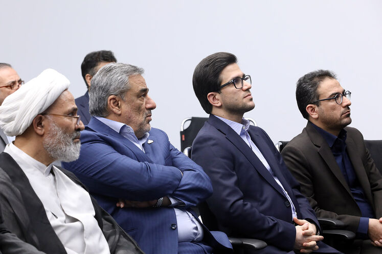 از راست: سجاد خلیلی، مدیر نظارت بر منابع هیدروکربوری، محمدصادق عظیمی‌فر، مدیرعامل شرکت ملی پالایش و پخش فرآورده‌های نفتی ایران، حمید بورد، مدیرعامل شرکت ملی نفت ایران و نصرالله پژمان‌فر، رئیس کمیسیون اصل ۹۰