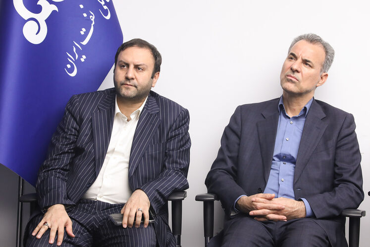 از راست: جلال میرزایی، سرپرست دفتر وزارتی و مشاور وزیر نفت و محسن پیرهادی، معاون امور حقوقی و مجلس وزارت نفت