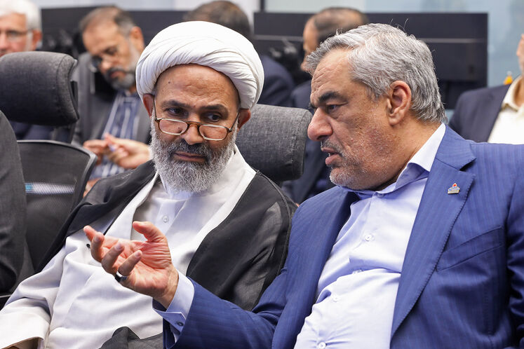 از راست: حمید بورد، مدیرعامل شرکت ملی نفت ایران و نصرالله پژمان‌فر، رئیس کمیسیون اصل ۹۰