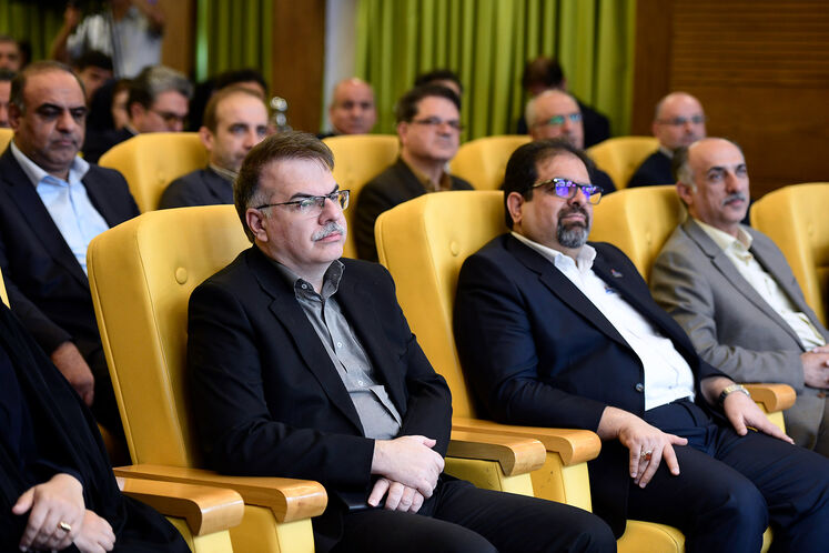 از راست: سعید پاک‌سرشت، مدیر برنامه‌ریزی تلفیقی شرکت ملی گاز ایران، سعید توکلی، مدیرعامل شرکت ملی گاز و امید شاکری، معاون وزیر نفت در امور مهندسی، پژوهش و فناوری