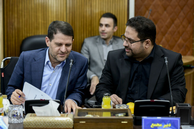 از راست: مهدی مودت، عضو هیئت مدیره شرکت ملی صنایع پتروشیمی و حسن عباس‌زاده، مدیرعامل شرکت ملی صنایع پتروشیمی