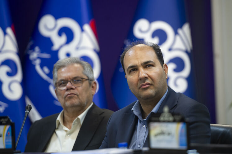 از راست: علی پورکبیریان، مدیر امور حقوقی شرکت ملی نفت ایران و فرخ علیخانی، مدیر نظارت بر تولید شرکت ملی نفت ایران