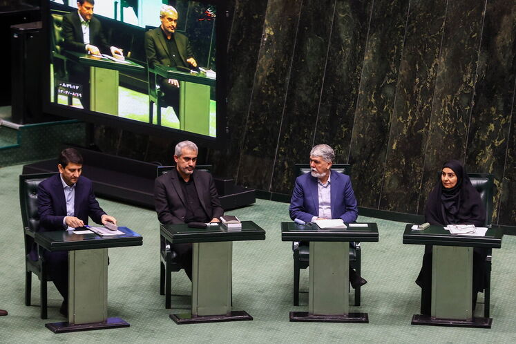  از راست: فرزانه صادق مالواجِرد، وزیر راه و شهرسازی، سید عباس صالح شریعتی، وزیر فرهنگ و ارشاد اسلامی و سید علی مدنی‌زاده، وزیر امور اقتصادی و دارایی و سید ستار هاشمی وزیر ارتباطات و فناوری اطلاعات