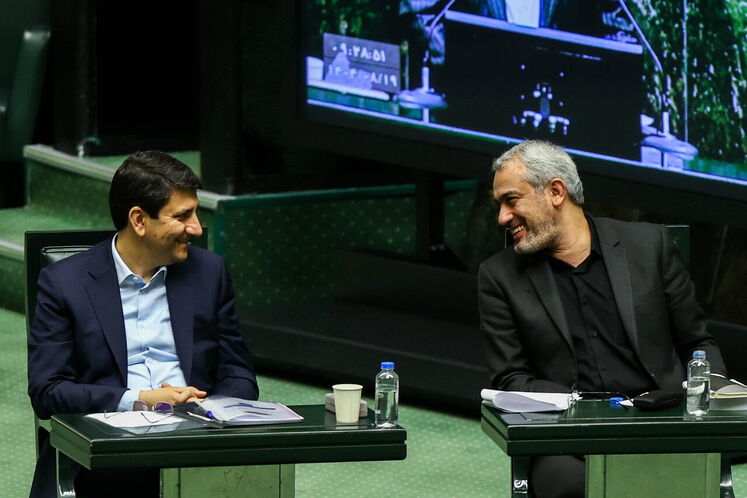 از راست: سید علی مدنی‌زاده، وزیر امور اقتصادی و دارایی و سید ستار هاشمی وزیر ارتباطات و فناوری اطلاعات