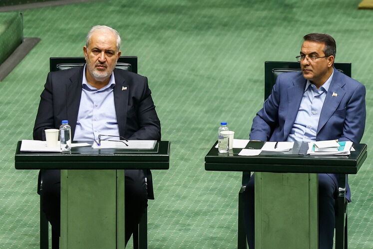 سمت چپ: عباس علی‌آبادی، وزیر نیرو