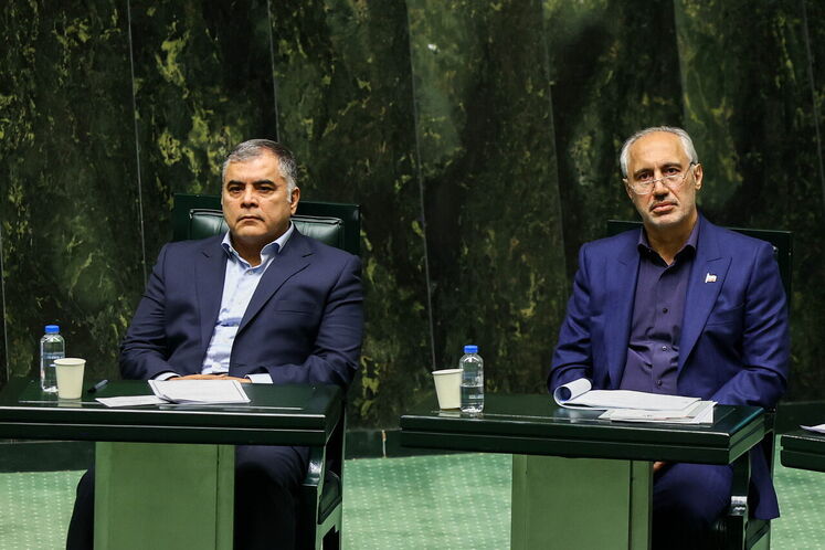 از راست: سیدحمید پورمحمدی، رئیس سازمان برنامه و بودجه و محسن پاک‌نژاد، وزیر نفت