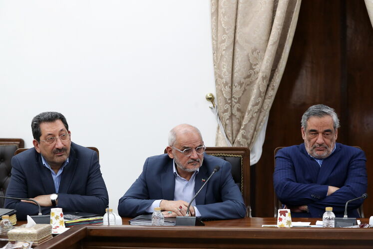 از راست: حمید بورد، مدیرعامل شرکت ملی نفت ایران، محسن حاجی میرزایی،
رئیس دفتر رئیس‌جمهور و سید محمد اتابک، وزیر صنعت، معدن و تجارت
