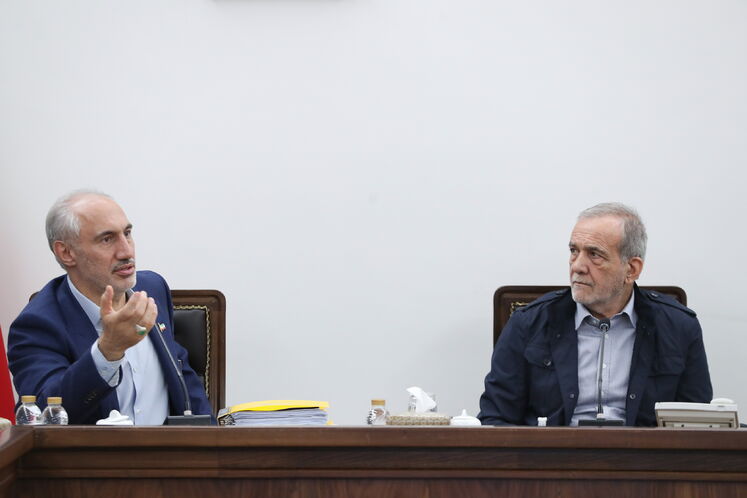 از راست: مسعود پزشکیان، رئیس‌جمهوری و سیدحمید پورمحمدی، رئیس سازمان برنامه و بودجه