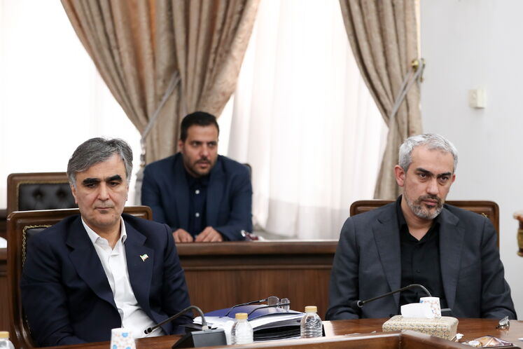 از راست: سید علی مدنی‌زاده، وزیر امور اقتصادی و دارایی و محمدرضا فرزین، رئیس بانک مرکزی 