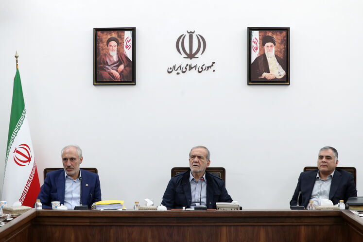 از راست: محسن پاک‌نژاد، وزیر نفت، مسعود پزشکیان، رئیس‌جمهوری و سیدحمید پورمحمدی، رئیس سازمان برنامه و بودجه