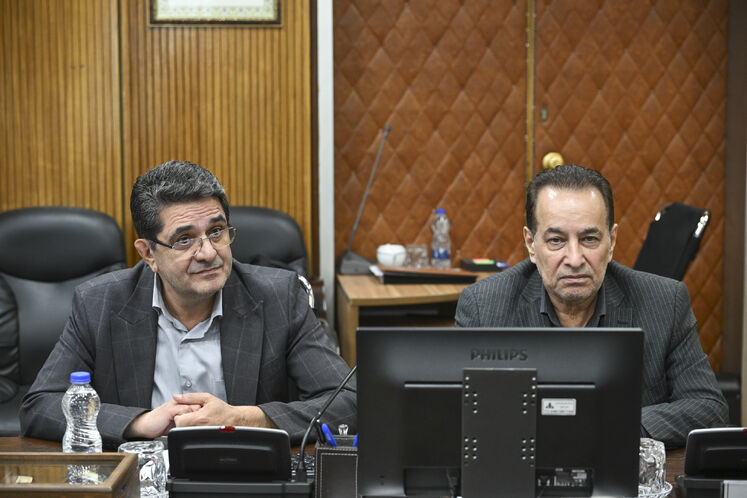 از راست: شهریار آقایی‌، مدیر مهندسی و ساختار شرکت ملی نفت ایران و قاسم علی‌بازآیی، سرپرست مدیریت فناوری اطلاعات و ارتباطات شرکت ملی نفت ایران