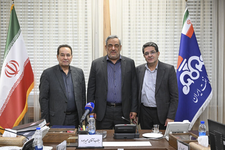 از راست: قاسم علی‌بازآیی، سرپرست مدیریت فناوری اطلاعات و ارتباطات شرکت ملی نفت ایران، حمید بورد، مدیر عامل شرکت ملی نفت ایران و شهریار آقایی‌نسب، مدیر مهندسی و ساختار شرکت ملی نفت ایران