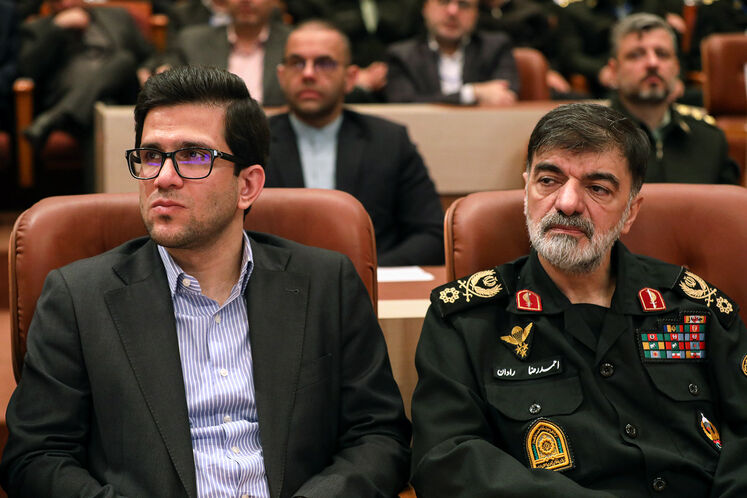 از راست: احمدرضا رادان، فرمانده کل فراجا و محمدصادق عظیمی‌فر، مدیرعامل شرکت ملی پالایش و پخش فرآورده‌های نفتی ایران