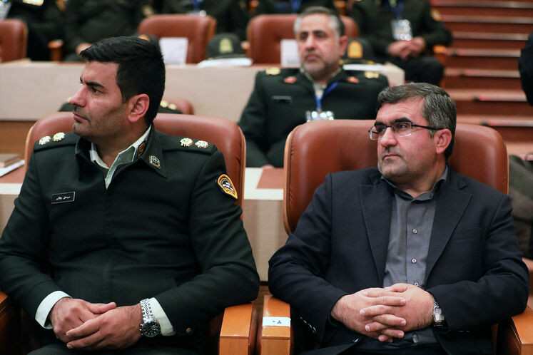 راست: عظیم کلانتری‌اصل، رئیس پژوهشگاه صنعت نفت