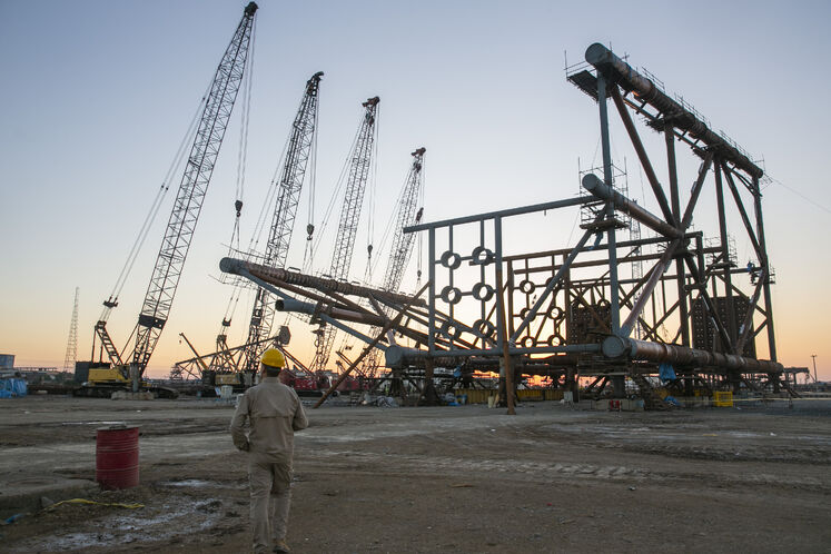 عملیات رول‌آپ چهارپایه سکوی گازی میدان مشترک فرزاد بی