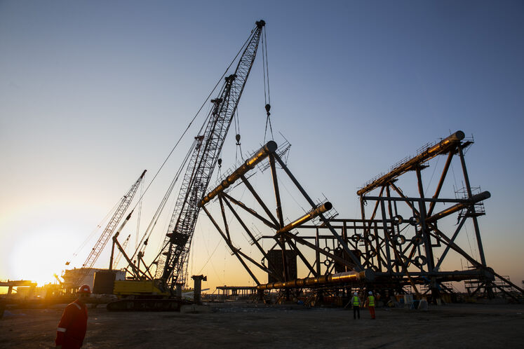 عملیات رول‌آپ چهارپایه سکوی گازی میدان مشترک فرزاد بی