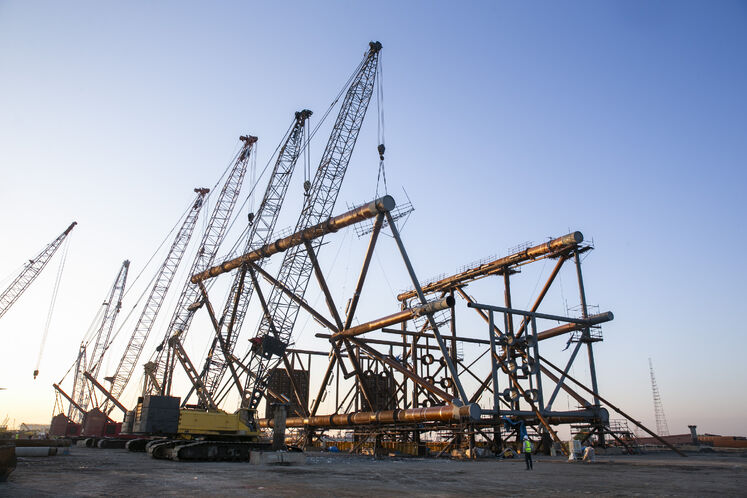 عملیات رول‌آپ چهارپایه سکوی گازی میدان مشترک فرزاد بی