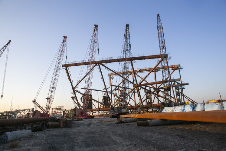 عملیات رول‌آپ چهارپایه سکوی گازی میدان مشترک فرزاد بی