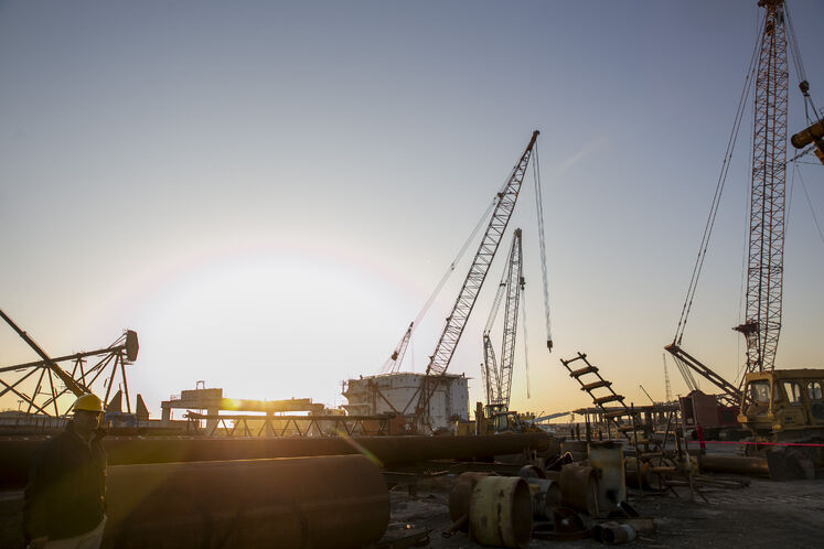 عملیات رول‌آپ چهارپایه سکوی گازی میدان مشترک فرزاد بی