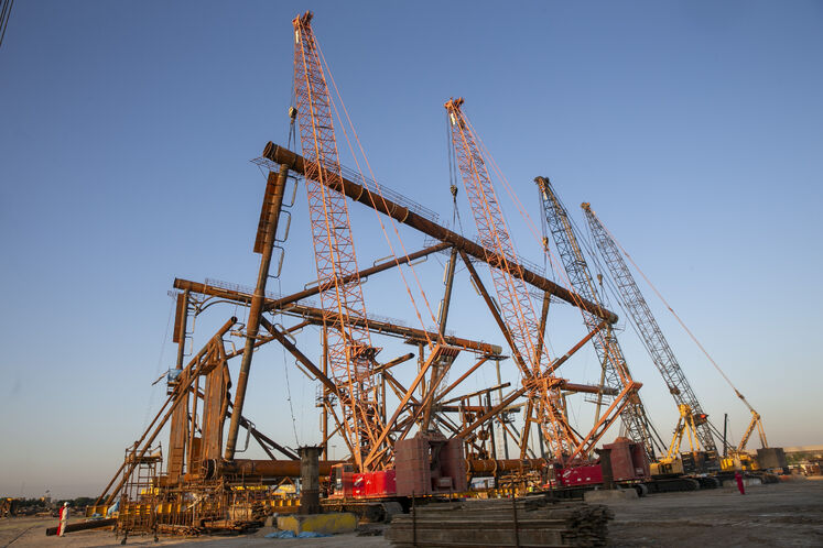 عملیات رول‌آپ چهارپایه سکوی گازی میدان مشترک فرزاد بی