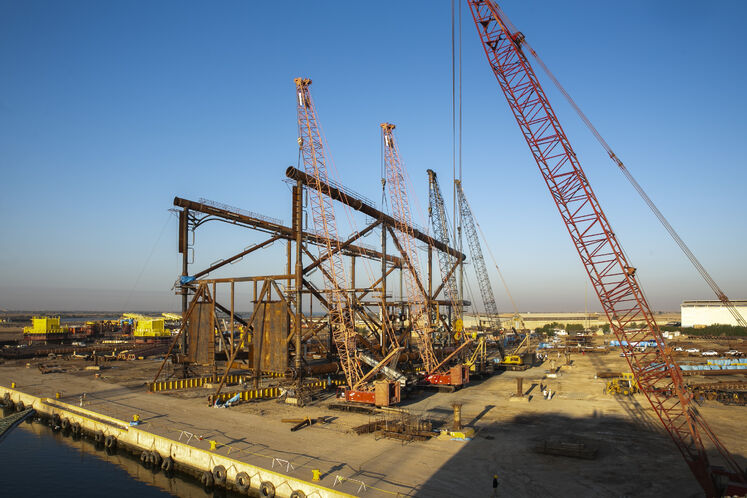 عملیات رول‌آپ چهارپایه سکوی گازی میدان مشترک فرزاد بی