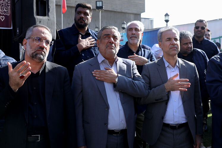 از راست: جلال میرزایی، مشاور و سرپرست دفتر وزارتی وزارت نفت، حمید بورد، مدیر عامل شرکت ملی نفت ایران و سید عباس بهشتی، فرمانده مرکز مقاومت بسیج وزارت نفت 