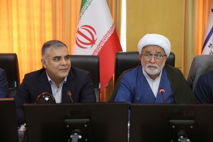 موسی احمدی، رئیس کمیسیون انرژی مجلس و محسن پاک‌نژاد، وزیر نفت