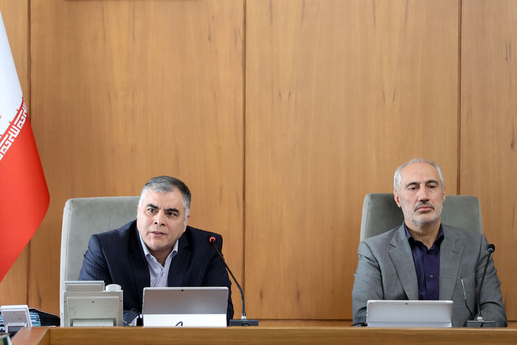 سیدحمید پورمحمدی، رئیس سازمان برنامه و بودجه و محسن پاک‌نژاد، وزیر نفت