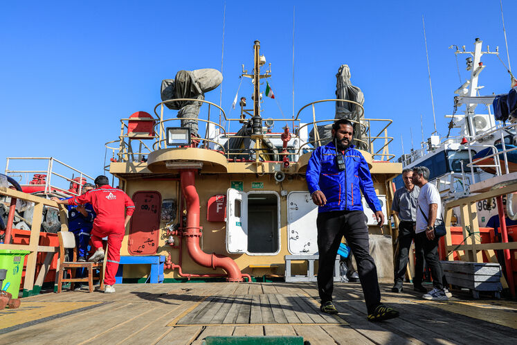 انتقال کارکنان از کشتی به سکو به صورت شبانه‌روزی 