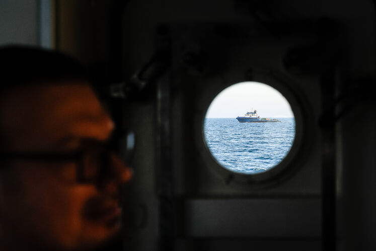 کشتی‌های مسافربری و باری به صورت دوره‌ای و شبانه‌روزی در حال تردد بین سکوهای نفتی هستند