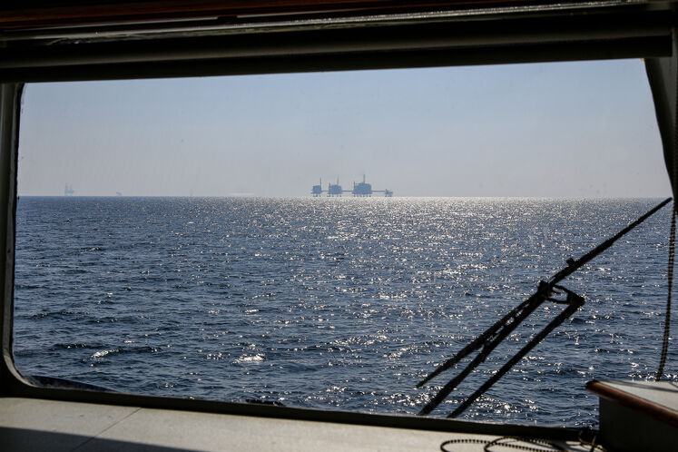 پس از چند ساعت انتظار در دریا، سکو از دور دیده می‌شود