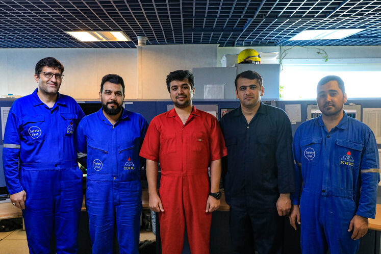 کارکنان و مدیران ارشد اتاق مانیتورینگ سکوی نفتی سروش