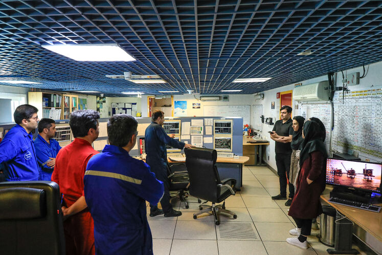 اتاق مانیتورینگ سکوی نفتی سروش